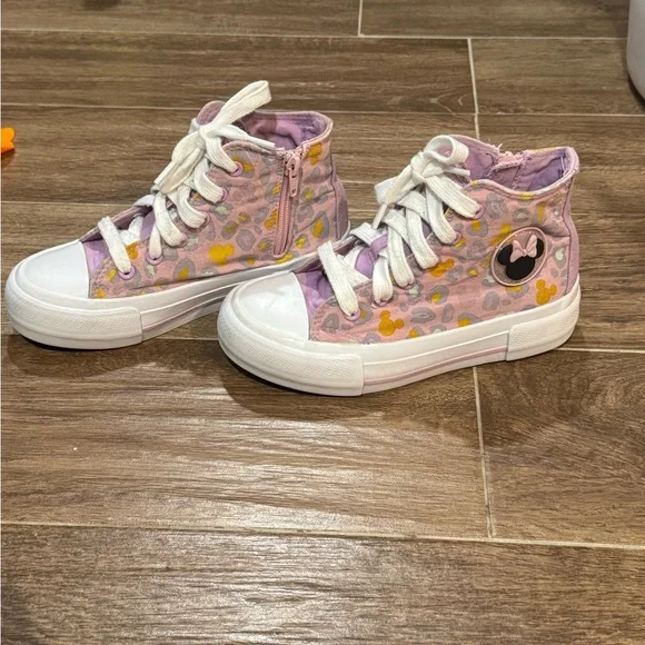 Girls size 1Y Minnie Mouse zip up high top shoes - Picture 3 of 6